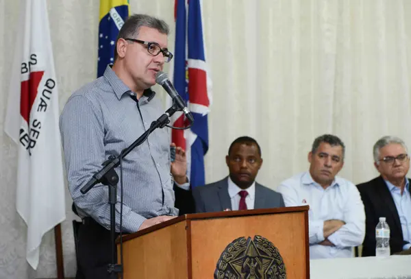 Governador assina termo de compromisso para que 100% dos municípios da região participem do programa