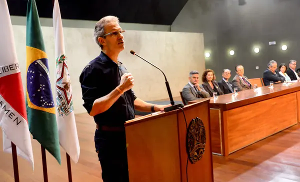 Romeu Zema recebe 102 aprovados pelo Programa Transforma Minas