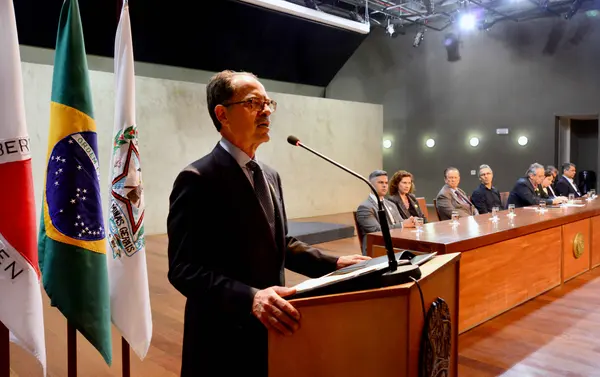 Romeu Zema recebe 102 aprovados pelo Programa Transforma Minas