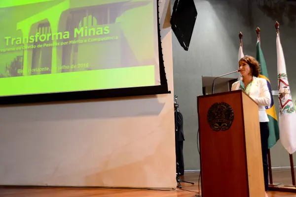 Romeu Zema recebe 102 aprovados pelo Programa Transforma Minas