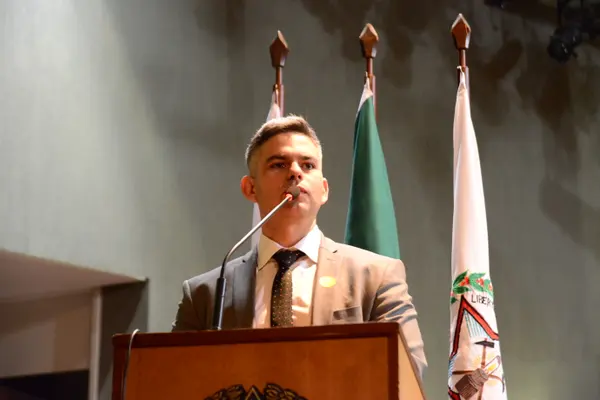 Romeu Zema recebe 102 aprovados pelo Programa Transforma Minas