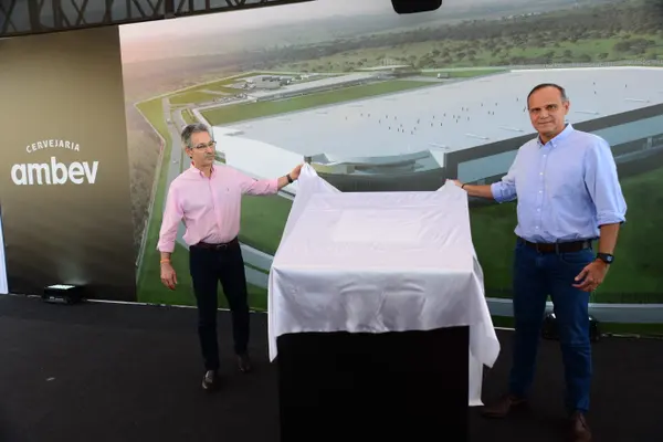 Romeu Zema participa do lançamento da pedra fundamental da Ambev, em Sete Lagoas