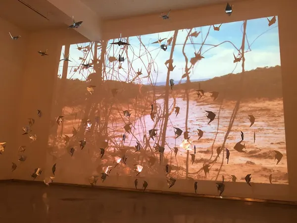 Duas mil peças de origamis feitas por custodiados estão em exposição no Museu Mineiro
