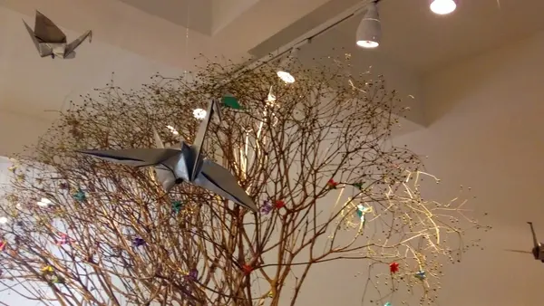 Duas mil peças de origamis feitas por custodiados estão em exposição no Museu Mineiro