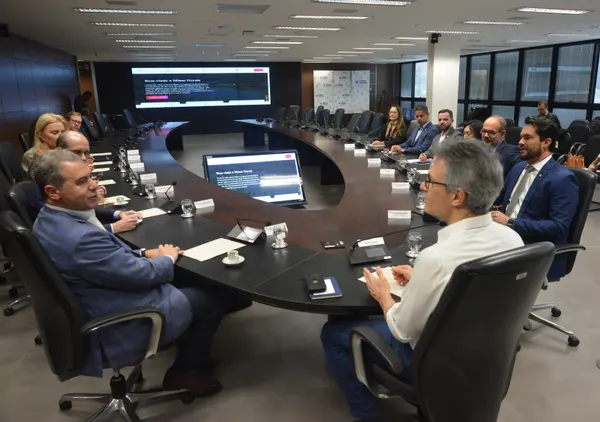 Romeu Zema participa de mostra empresarial do Nordeste mineiro, em Teófilo Otoni, e também se reuniu com profissionais da Saúde