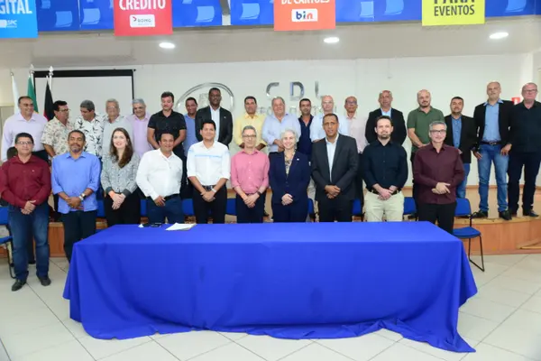Romeu Zema participa de mostra empresarial do Nordeste mineiro, em Teófilo Otoni, e também se reuniu com profissionais da Saúde