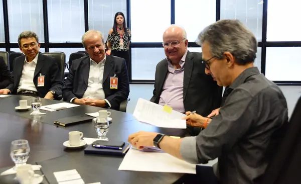 Governador Romeu Zema assina protocolo com a Usiminas para investimentos no estado