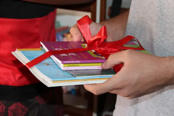 Centro Socioeducativo Andradas ganha caixa-estante itinerante com mais de 100 livros