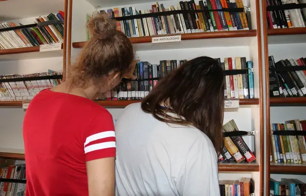 Centro Socioeducativo Andradas ganha caixa-estante itinerante com mais de 100 livros