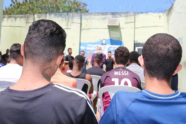 Centro Socioeducativo Andradas ganha caixa-estante itinerante com mais de 100 livros