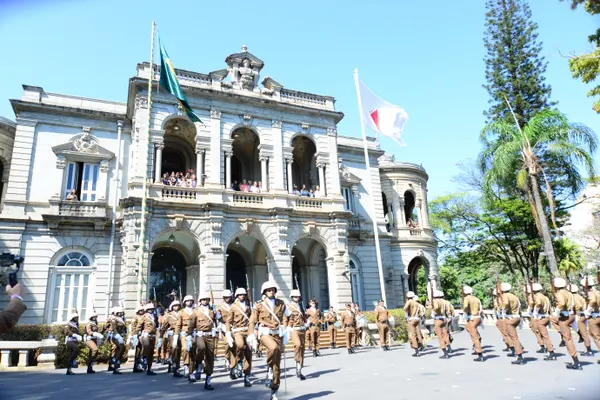 Governador Romeu Zema acompanha a Troca da Guarda do Palácio da Liberdade, em Belo Horizonte
