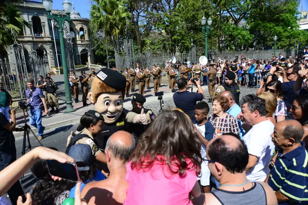 Governador Romeu Zema acompanha a Troca da Guarda do Palácio da Liberdade, em Belo Horizonte