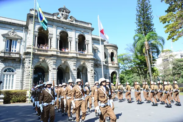Governador Romeu Zema acompanha a Troca da Guarda do Palácio da Liberdade, em Belo Horizonte