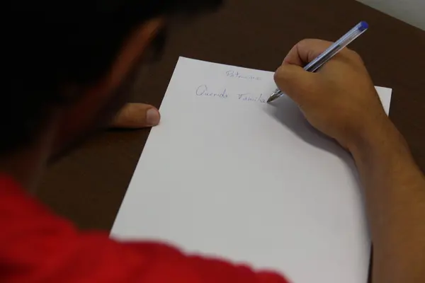 Projeto em penitenciária fortalece laços familiares por meio de cartas