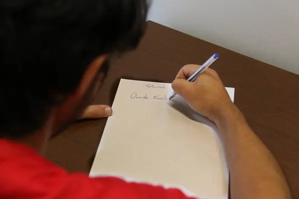 Projeto em penitenciária fortalece laços familiares por meio de cartas