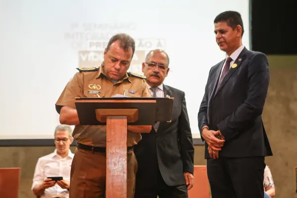 Romeu Zema participa do 1º Seminário de Prevenção à Violência Doméstica Contra a Mulher