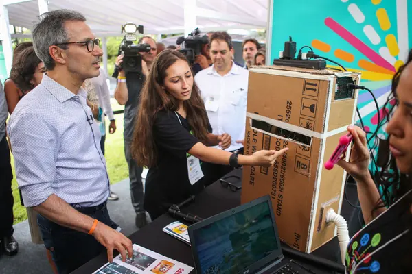 Romeu Zema e secretária Julia Sant'Anna apresentam novo modelo do ensino médio integral