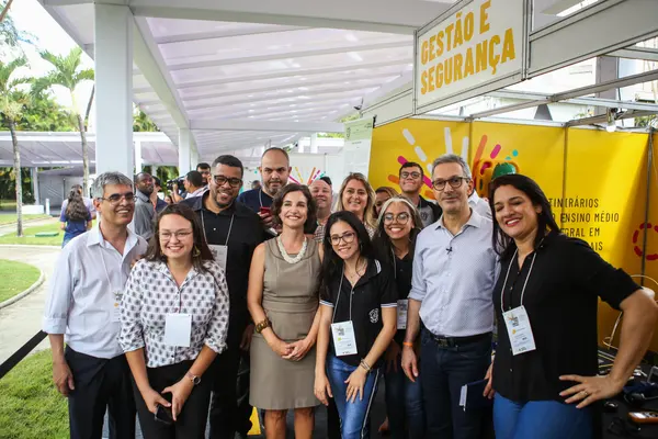 Romeu Zema e secretária Julia Sant'Anna apresentam novo modelo do ensino médio integral