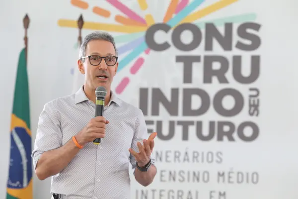 Romeu Zema e secretária Julia Sant'Anna apresentam novo modelo do ensino médio integral