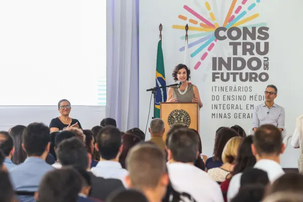 Romeu Zema e secretária Julia Sant'Anna apresentam novo modelo do ensino médio integral