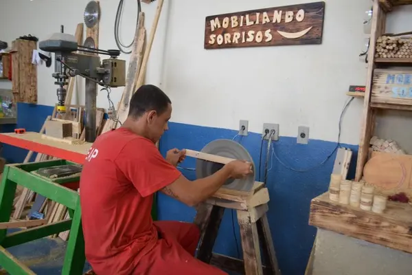 Penitenciária de Três Corações doa brinquedos e móveis produzidos por detentos