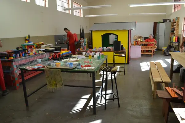 Penitenciária de Três Corações doa brinquedos e móveis produzidos por detentos