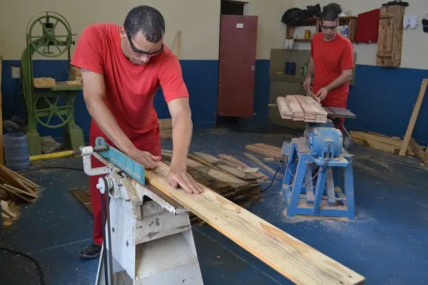 Penitenciária de Três Corações doa brinquedos e móveis produzidos por detentos