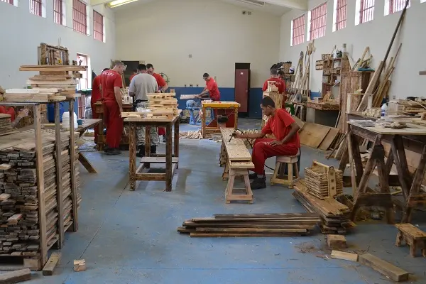Penitenciária de Três Corações doa brinquedos e móveis produzidos por detentos