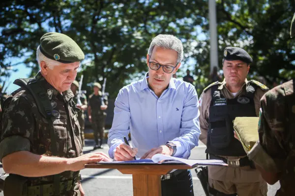 Romeu Zema participa de cerimônia de doação de 450 fuzis do Exército para Polícia Militar