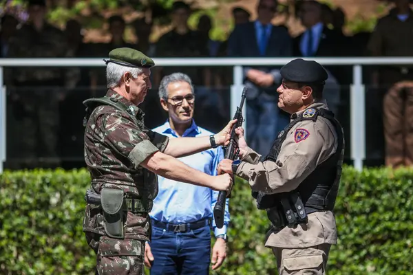 Romeu Zema participa de cerimônia de doação de 450 fuzis do Exército para Polícia Militar