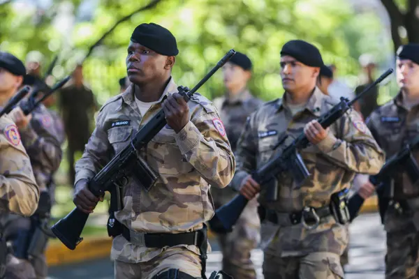 Romeu Zema participa de cerimônia de doação de 450 fuzis do Exército para Polícia Militar