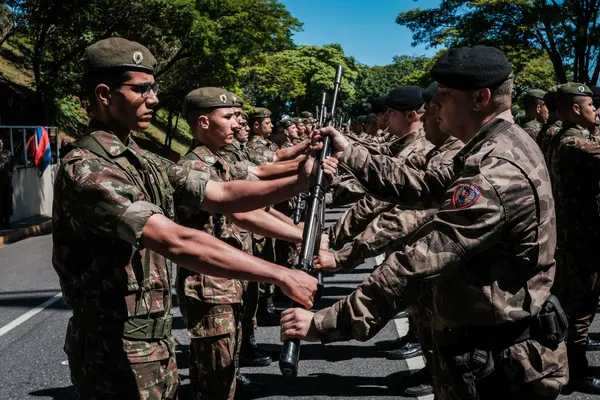 Romeu Zema participa de cerimônia de doação de 450 fuzis do Exército para Polícia Militar