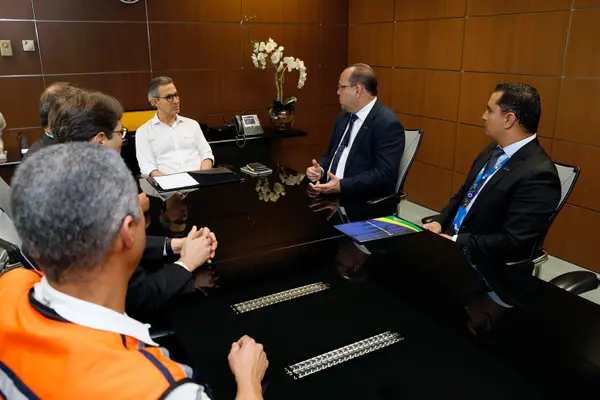 Assinatura de decreto que beneficia pequenas empresas atingidas pelas chuvas em Minas