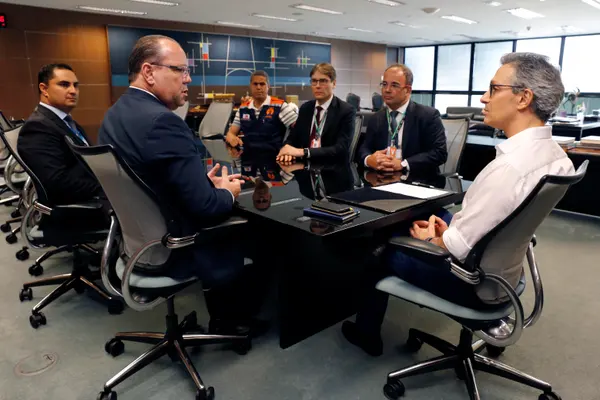 Assinatura de decreto que beneficia pequenas empresas atingidas pelas chuvas em Minas