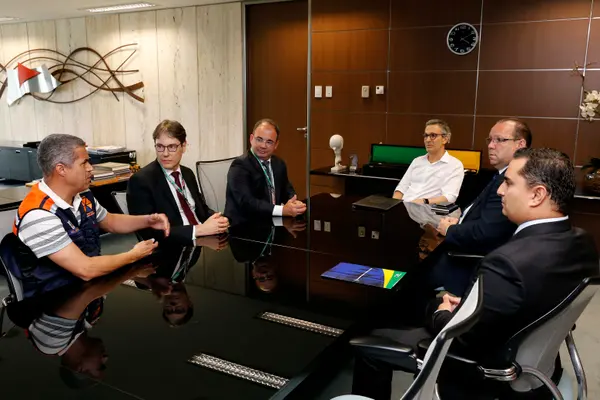 Assinatura de decreto que beneficia pequenas empresas atingidas pelas chuvas em Minas
