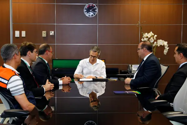 Assinatura de decreto que beneficia pequenas empresas atingidas pelas chuvas em Minas