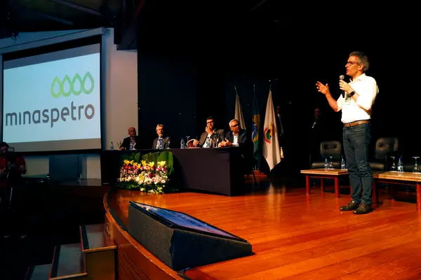 Romeu Zema defende regulamentação mais justa do mercado de combustíveis