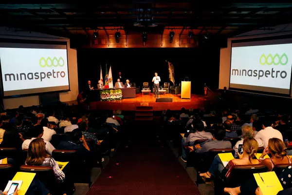 Romeu Zema defende regulamentação mais justa do mercado de combustíveis