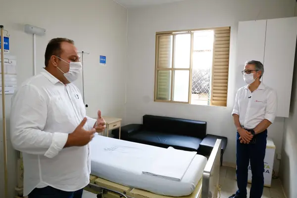 Romeu Zema vistoria em Contagem hospital que receberá pacientes com Covid-19