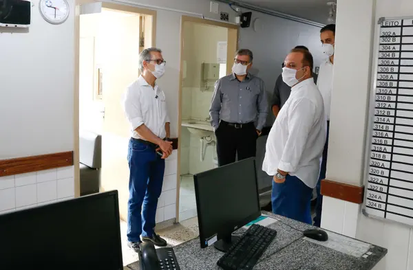 Romeu Zema vistoria em Contagem hospital que receberá pacientes com Covid-19