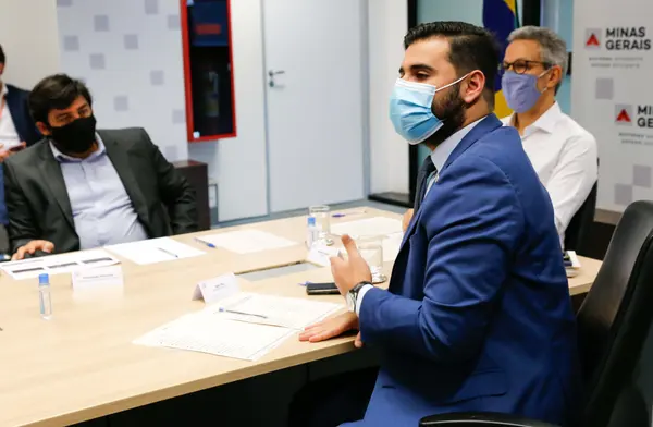 Romeu Zema assina ordem de início de oito obras viárias com investimentos de R$ 100 milhões