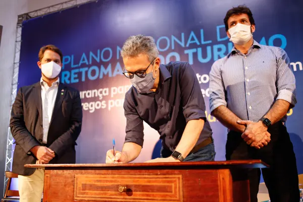 Romeu Zema e ministro Marcelo Álvaro Antônio participam de lançamento do Plano Nacional de Retomada do Turismo, em Ouro Preto