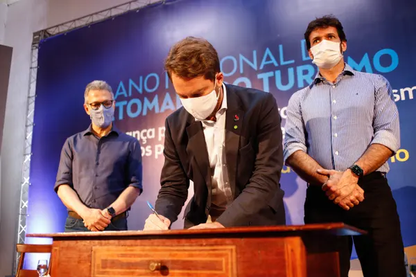 Romeu Zema e ministro Marcelo Álvaro Antônio participam de lançamento do Plano Nacional de Retomada do Turismo, em Ouro Preto