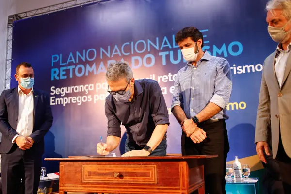 Romeu Zema e ministro Marcelo Álvaro Antônio participam de lançamento do Plano Nacional de Retomada do Turismo, em Ouro Preto