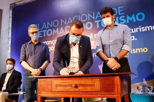 Romeu Zema e ministro Marcelo Álvaro Antônio participam de lançamento do Plano Nacional de Retomada do Turismo, em Ouro Preto