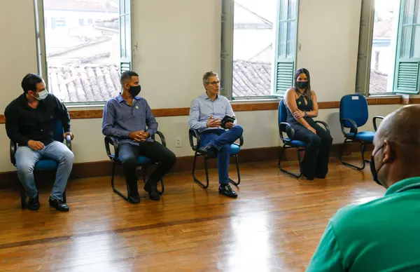Romeu Zema participa de homenagem que marca os cinco anos do rompimento da barragem de Fundão, em Mariana