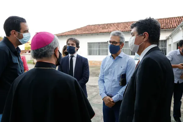 Romeu Zema participa de homenagem que marca os cinco anos do rompimento da barragem de Fundão, em Mariana