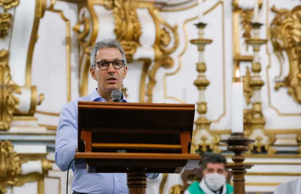 Romeu Zema participa de homenagem que marca os cinco anos do rompimento da barragem de Fundão, em Mariana