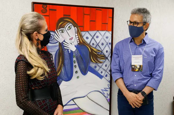 Romeu Zema participa da exposição Luz das Estrelas, da artista mineira Patrícia Krug