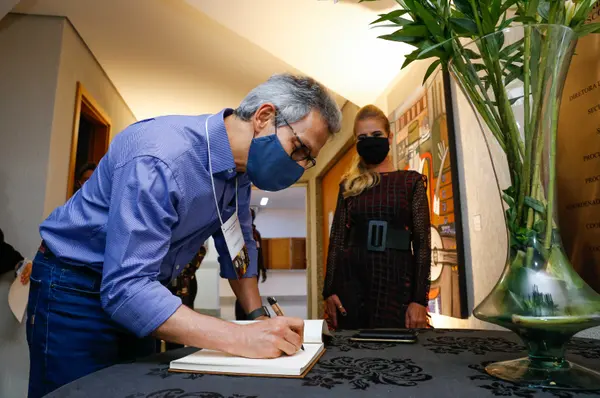Romeu Zema participa da exposição Luz das Estrelas, da artista mineira Patrícia Krug